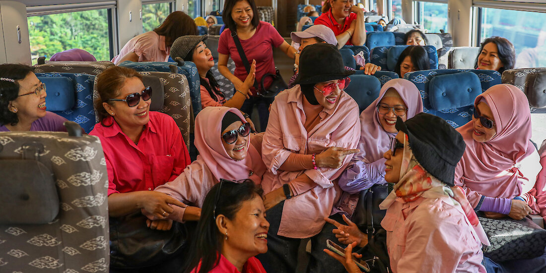 350 kilometer per jam di kereta melintasi lanskap Jawa: ‘Whoosh!  Berengsek!  Ya!’