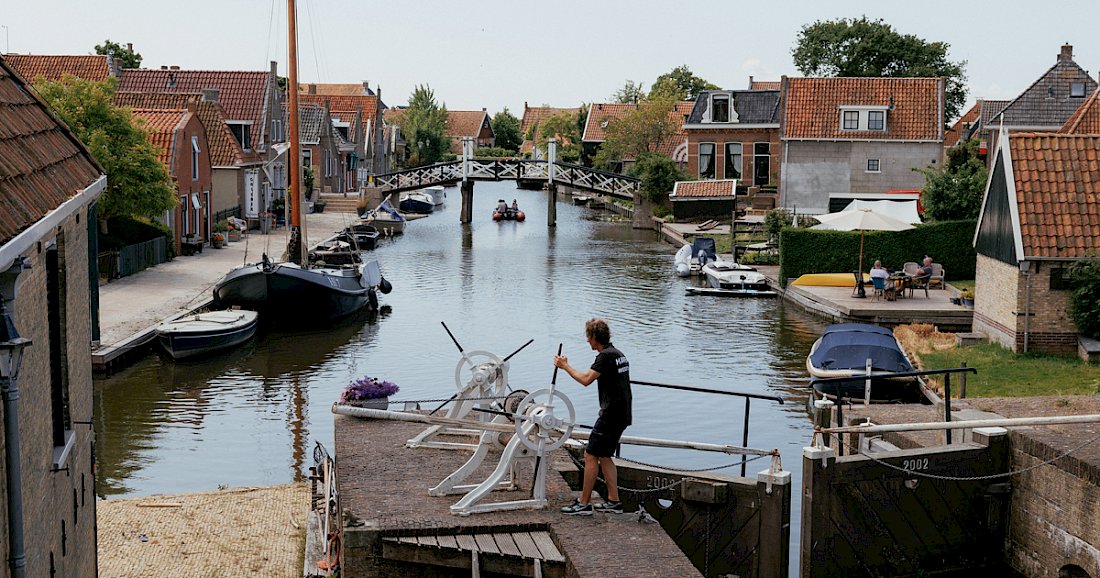 Wandel door Hindeloopen, een stadje met schaatsgeschiedenis en de beste snert van het noorden