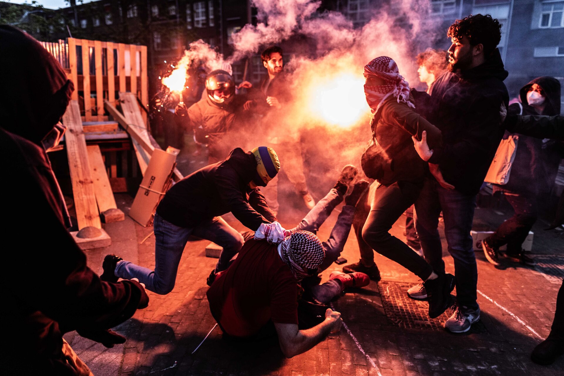 https://kijkverderstatic.volkskrant.nl/kijkverder/v/2024/pro-palestijnse-protesten-in-amsterdam-lopen-uit-op-rellen-en-geweld-maar-wie-begon~v1076956/media/ed0aac2953a06cc16238b1b115f0aab7.jpg