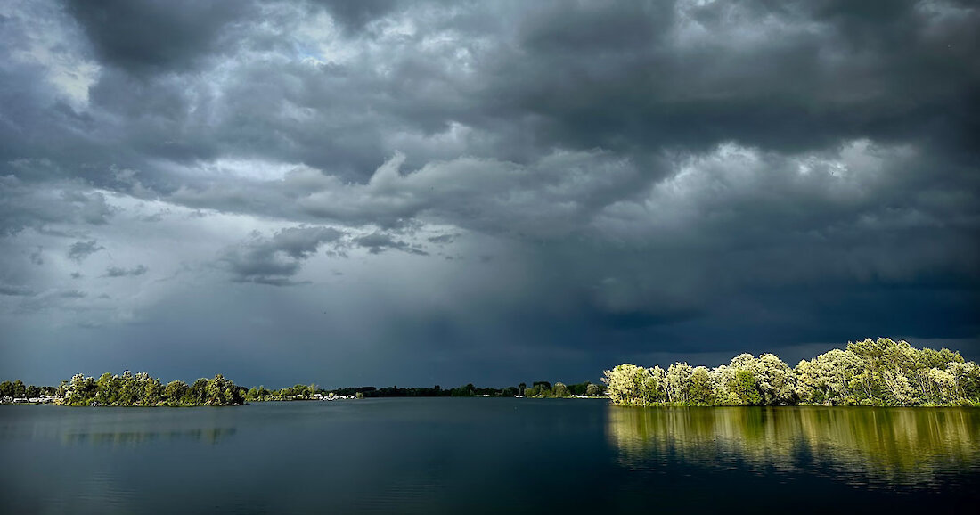 Vanuit zijn bed legde fotograaf Marcel van den Bergh vast ‘wat het weer met het water doet’