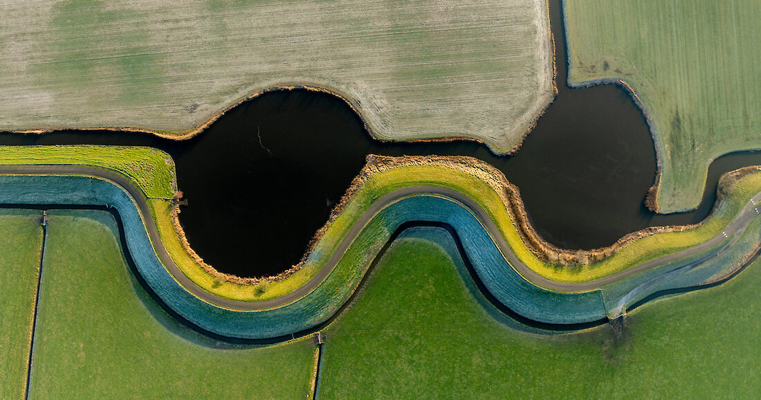 Fotograaf Loek Buter ziet dat slingerdijkjes hun vorm danken aan een hoop ellende van vroeger