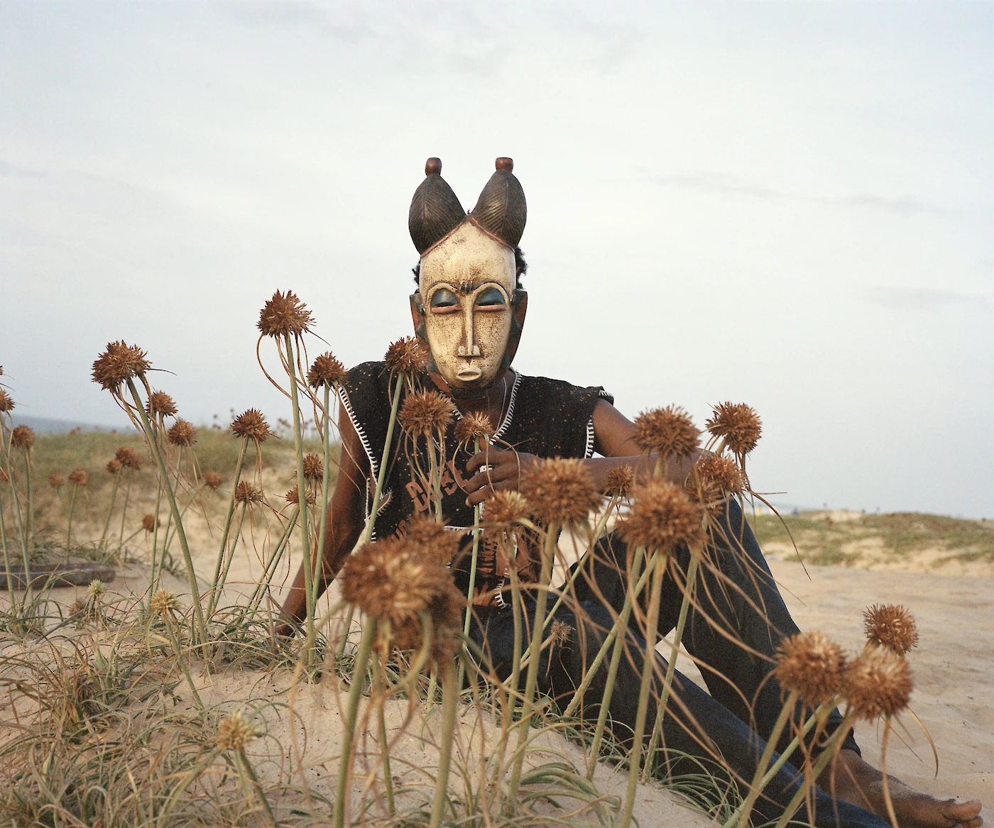 Achter de houten vrouwenmaskers van fotograaf Stefan Kleinowitz zijn ...